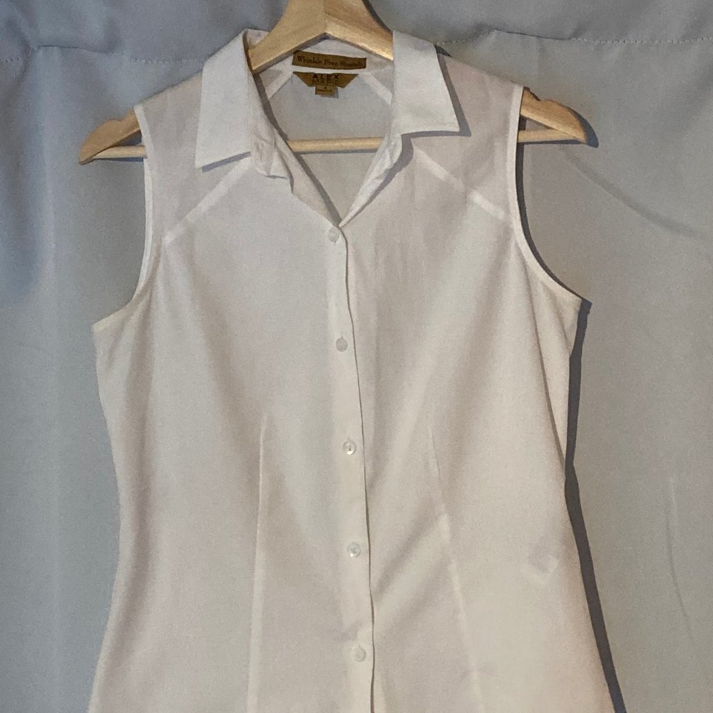 Sleeveless collared top